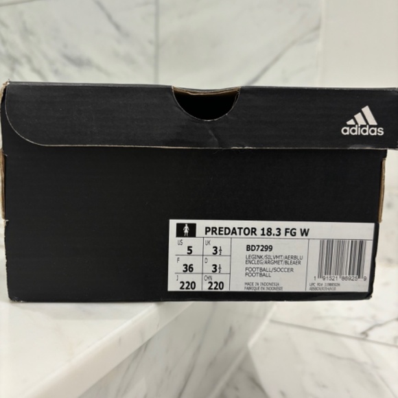 New In Box: Adidas Predator 18.3 Firm Ground Womens Cleats Size 5US Blue/Silver - Picture 2 of 8